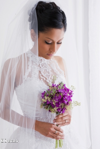 Marie qui porte un bouquet de fleurs