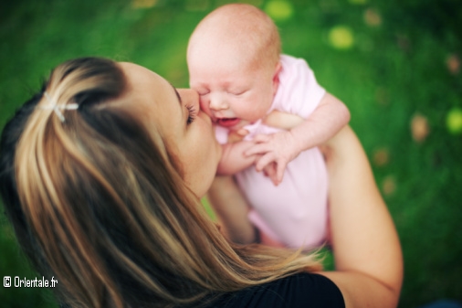 Jeune mere embrassant son bébé Jeune mere embrassant son bébé