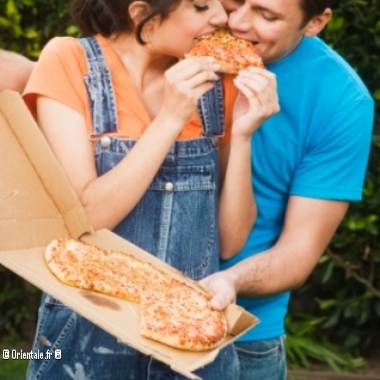Couple mixte mangeant une pizza Couple mixte mangeant une pizza