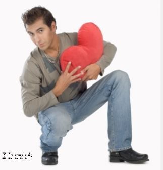 Jeune homme portant un coeur Jeune homme portant un coeur