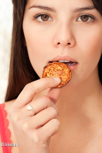 Jeune femme mangeant un biscuit Jeune femme mangeant un biscuit
