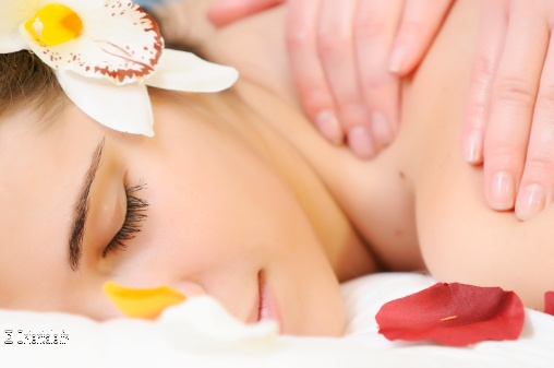 Femmes recevant un massage dans des pétales Femmes recevant un massage dans des pétales