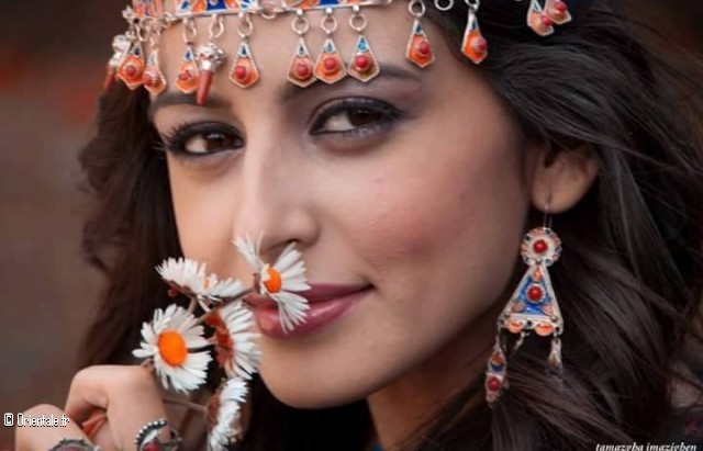 Femme kabyle qui ressemble � une Egyptienne antique...