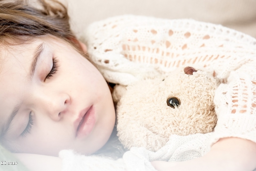 Enfant qui dort avec son doudou Enfant qui dort avec son doudou