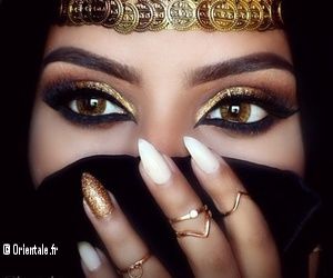 Femme arabe avec un beau maquillage glamour Femme arabe avec un beau maquillage glamour