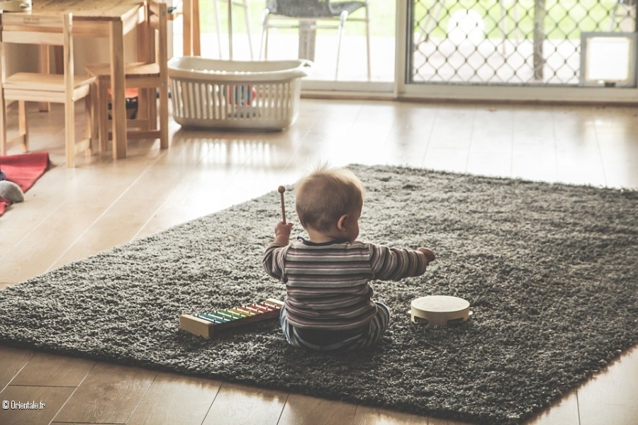 Enfant jouant de la musique Enfant jouant de la musique