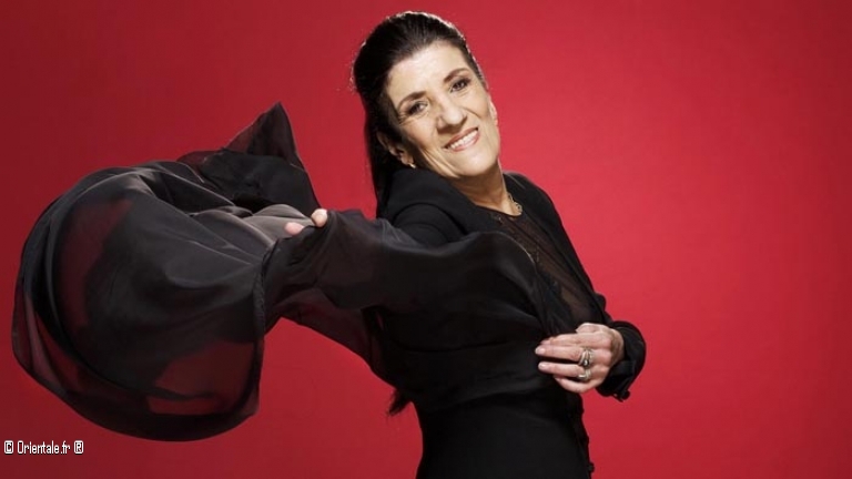 Biyouna (fond rouge)