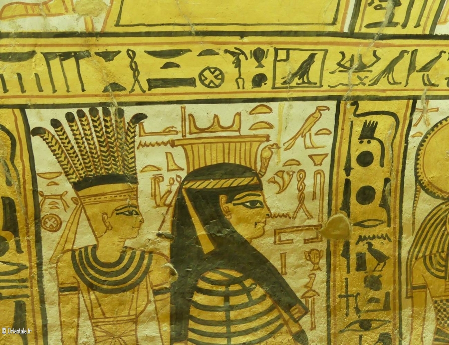 Deesse Anuqet  g., avec une couronne de plumes