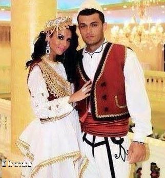 Couple albanais en tenue traditionnelle Couple albanais en tenue traditionnelle