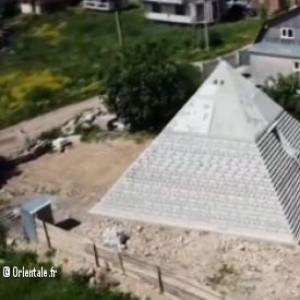 R�plique de la pyramide de Gizeh, passionn�s