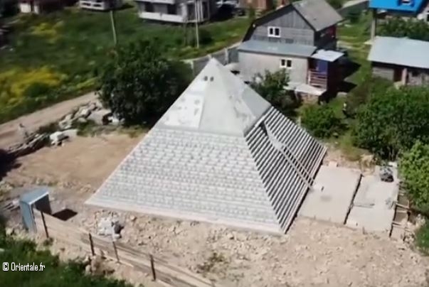 Réplique de la pyramide de Gizeh, passionnés Réplique de la pyramide de Gizeh, passionnés