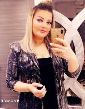 Samira l'Oranaise prend une photo d'elle