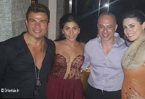 Le couple Dina Sherbiny et Amr Diab posant avec un couple d'amis