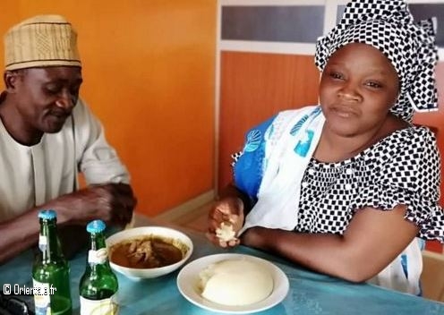 Béninois attablés en train de manger une spécialité de leur pays Béninois attablés en train de manger une spécialité de leur pays