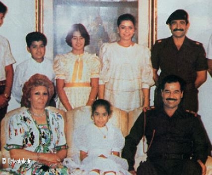 Saddam Hussein avec son épouse, à gauche, et tous ses enfants! Saddam Hussein avec son épouse, à gauche, et tous ses enfants!