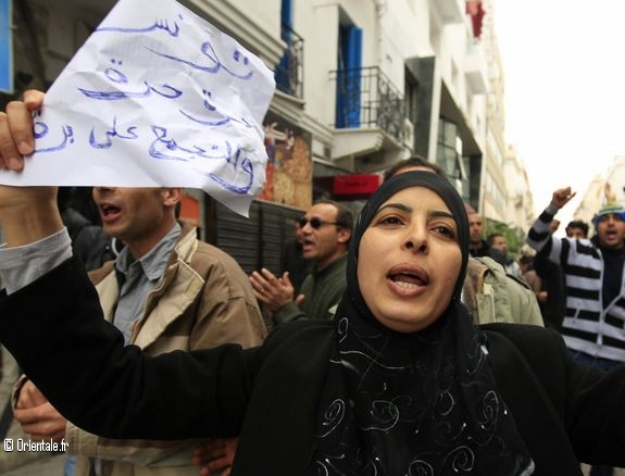 Femme qui manifeste Femme qui manifeste