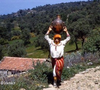 Femme portant une jarre en Kabylie Femme portant une jarre en Kabylie