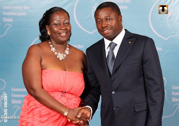 Faure Gnassingbé serre la main à une femme africaine qui vient de décrocher un crédit Faure Gnassingbé serre la main à une femme africaine qui vient de décrocher un crédit