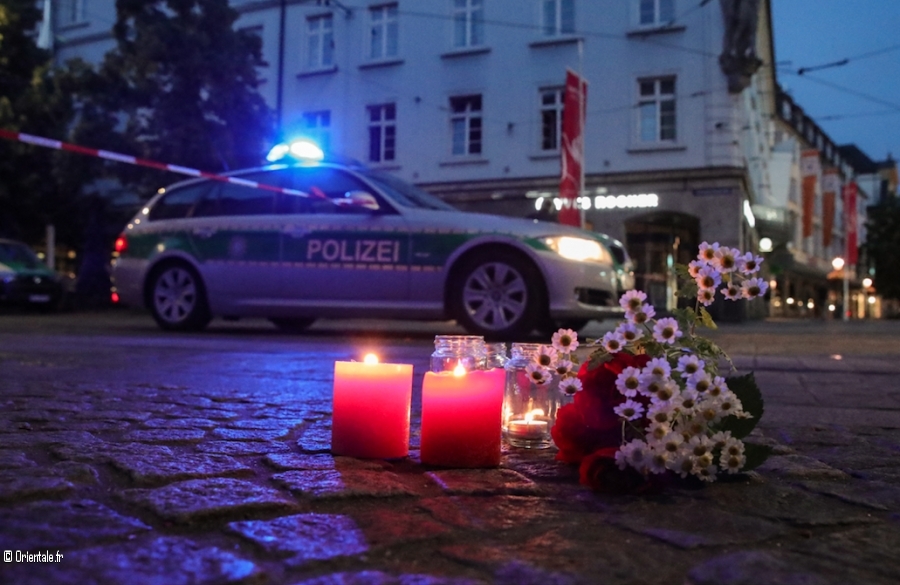Scène d'hommage aux victimes du terroriste somalien avec police allemande Scène d'hommage aux victimes du terroriste somalien avec police allemande