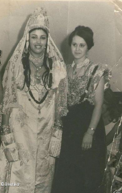 Marie bnoise  gauche et femme en robe de velours  droite