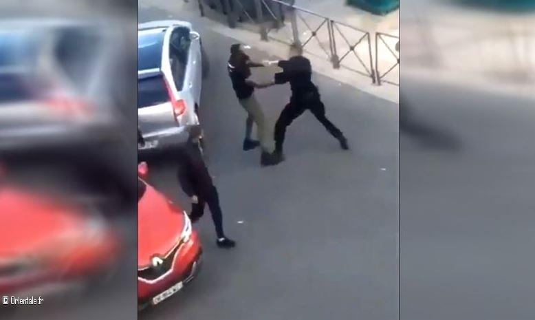 Les bagarres de rue sont fréquentes en France. Altercation entre un policier et un français de couleur Les bagarres de rue sont fréquentes en France. Altercation entre un policier et un français de couleur