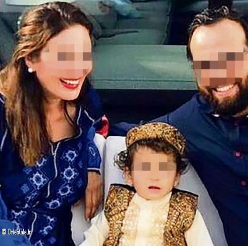Le couple allemand-afghan avec son petit garçon en tenue afghane Le couple allemand-afghan avec son petit garçon en tenue afghane