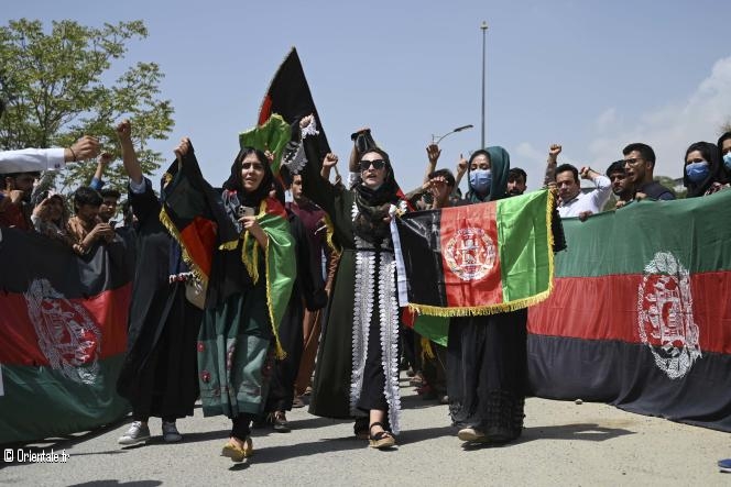 Des Afghans célèbrent le 102e jour de l'indépendance de l'Afghanistan, portant haut le drapeau national, à Kaboul, le 19 août 2021 Des Afghans célèbrent le 102e jour de l'indépendance de l'Afghanistan, portant haut le drapeau national, à Kaboul, le 19 août 2021