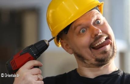 Homme qui se fait passer pour un idiot Homme qui se fait passer pour un idiot