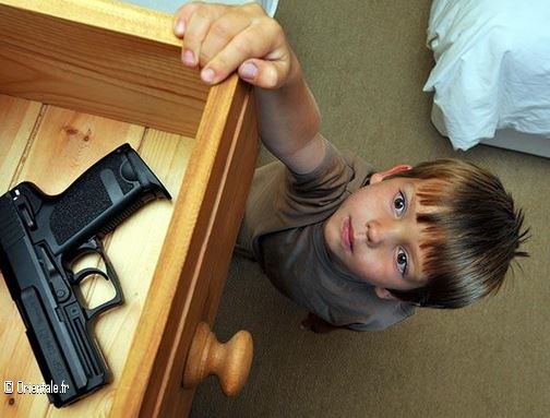 Un petit garçon a trouvé une arme Un petit garçon a trouvé une arme