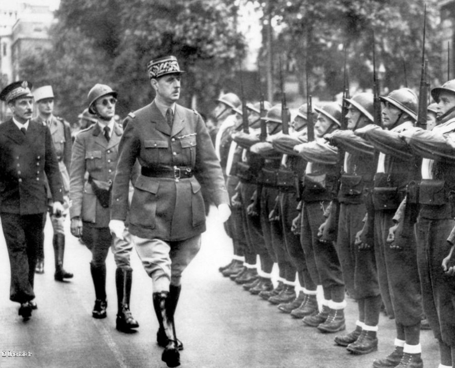 De Gaulle au cours d'un défilé du 14.07.1940 De Gaulle au cours d'un défilé du 14.07.1940