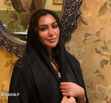 Mirhan Hussein avec un foulard noir, façon hijab Mirhan Hussein avec un foulard noir, façon hijab