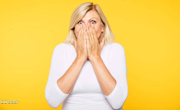 Femme qui est gênée Femme qui est gênée