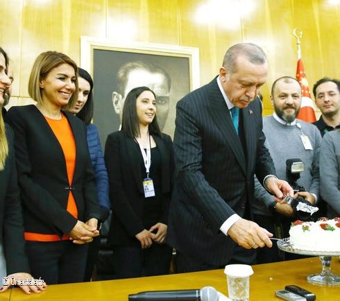 Le président turc Recep Tayyip Erdogan coupe un gâteau offert par des journalistes à l'occasion de son 65e anniversaire peu de temps avant de partir pour une tournée africaine Le président turc Recep Tayyip Erdogan coupe un gâteau offert par des journalistes à l'occasion de son 65e anniversaire peu de temps avant de partir pour une tournée africaine