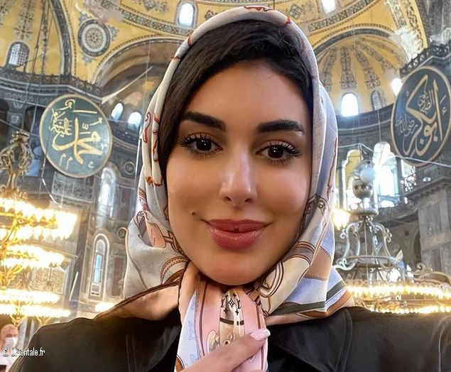 Yasmine Sabri porte un voile sur la tête Yasmine Sabri porte un voile sur la tête