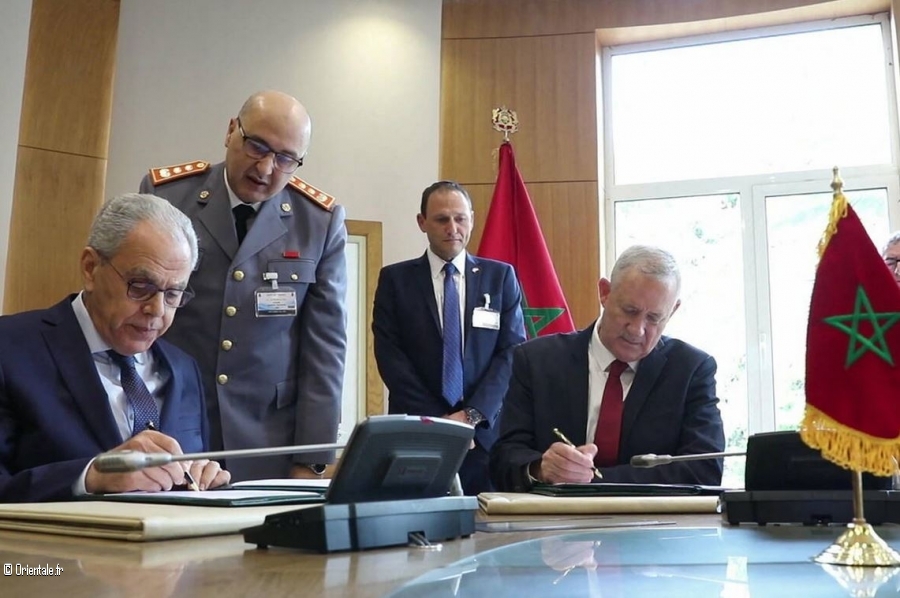 Le ministre israélien de la Défense (à droite) et son homologue marocain signent un accord (Israel Defence Ministry/AFP) Le ministre israélien de la Défense (à droite) et son homologue marocain signent un accord (Israel Defence Ministry/AFP)