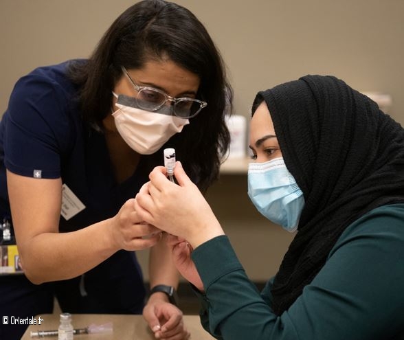 Des étudiantes en pharmacie égyptiennes s'entraînent à injecter le vaccin anticorona Des étudiantes en pharmacie égyptiennes s'entraînent à injecter le vaccin anticorona
