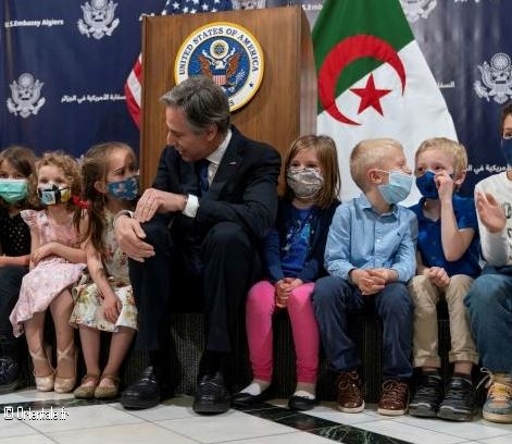 Antony Blinken discute avec les enfants du personnel de l'ambassade à Alger le 30 mars 2022 Antony Blinken discute avec les enfants du personnel de l'ambassade à Alger le 30 mars 2022