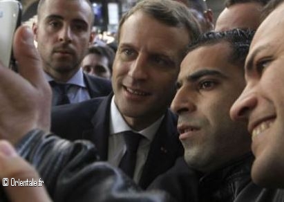 Emmanuel Macron à Alger, pris en photo par des Algériens Emmanuel Macron à Alger, pris en photo par des Algériens