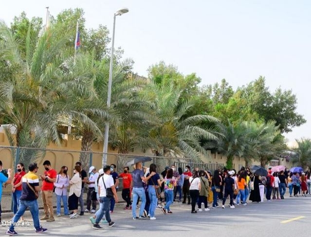 Des expatriés philippins font la queue pour aller voter au consulat des Philippines à Dubai Des expatriés philippins font la queue pour aller voter au consulat des Philippines à Dubai