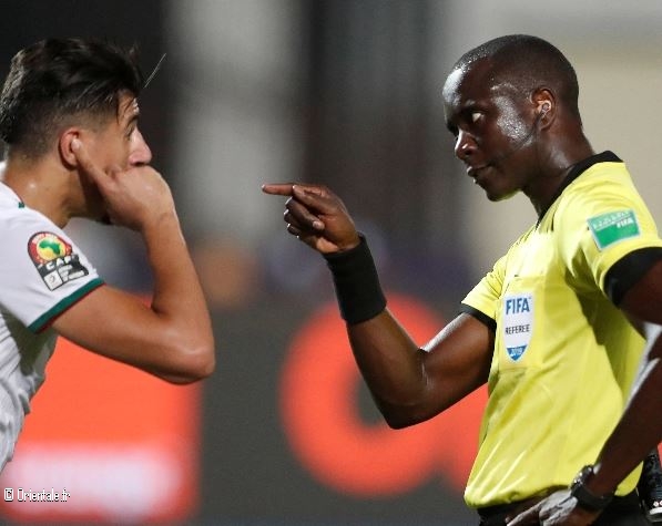 Bakary Gassama pointe un joueur alg�rien