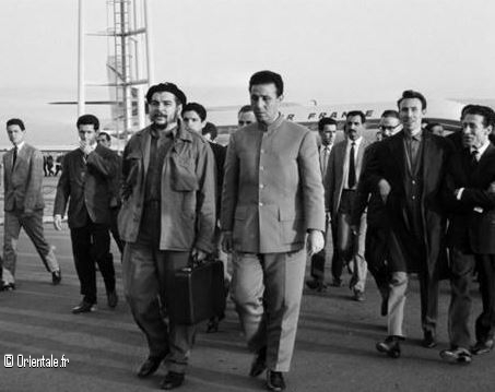 Che Guevara en Algérie, marche auprès du président algérien Ben Bella 1963 Che Guevara en Algérie, marche auprès du président algérien Ben Bella 1963