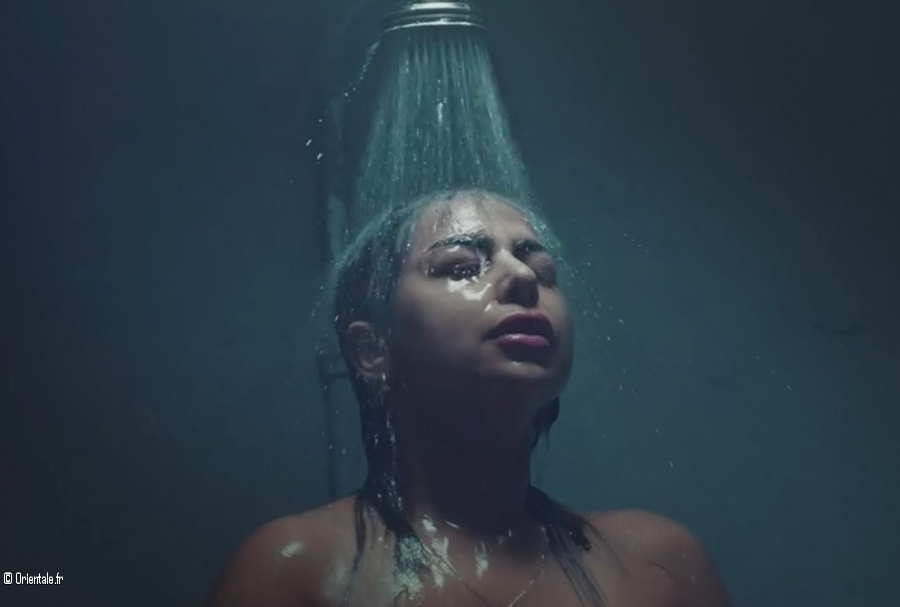 Hind Al Balushi se douche, une scène choquante Hind Al Balushi se douche, une scène choquante