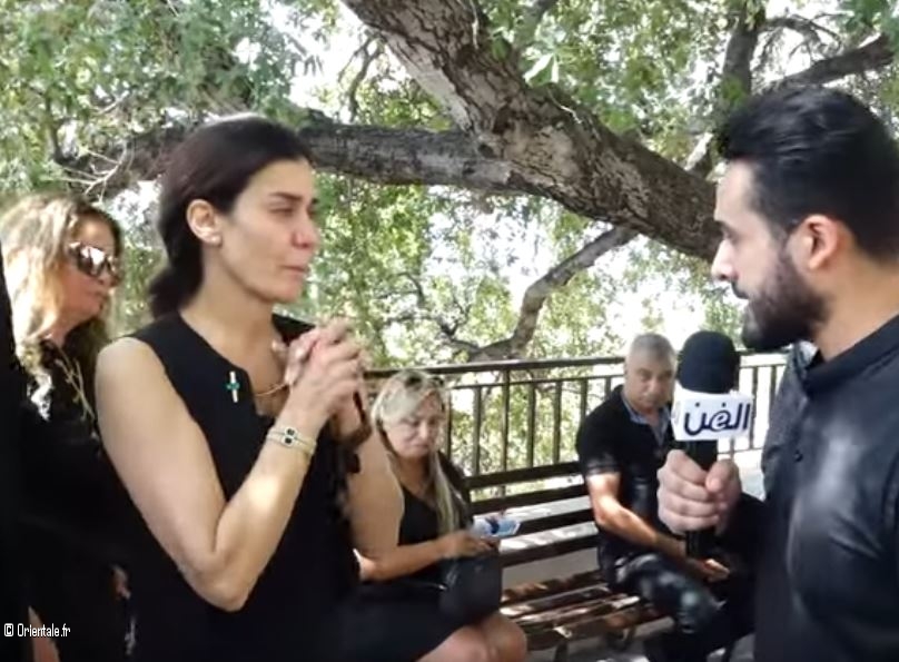 Nadine Al-Rassi a perdu son frère - Elle répond à une interview d'El Fan le jour des funérailles de son défunt frère Nadine Al-Rassi a perdu son frère - Elle répond à une interview d'El Fan le jour des funérailles de son défunt frère