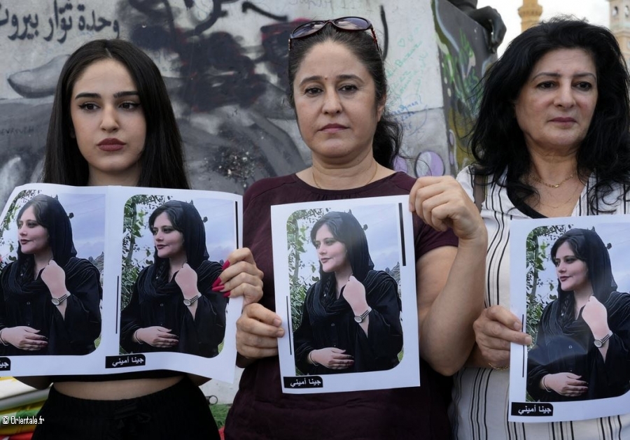 Des militantes kurdes tiennent un portrait de Mahsa Amini, en soutien à la jeune Iranienne Des militantes kurdes tiennent un portrait de Mahsa Amini, en soutien à la jeune Iranienne