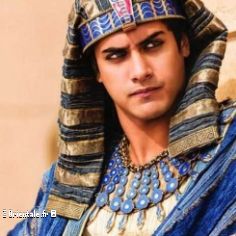 Un acteur interprte Toutankhamon dans un film