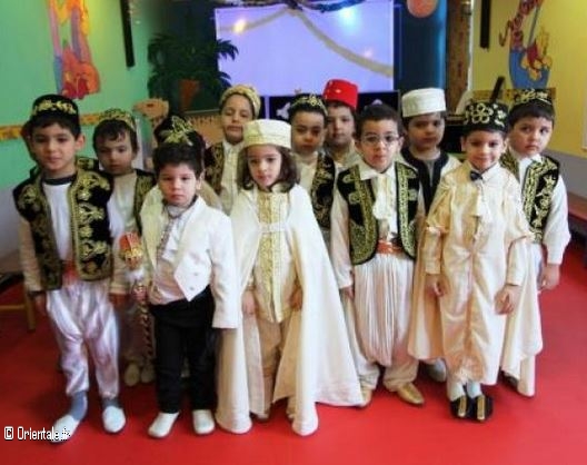 Des enfants fêtent le Mouloud dans une école à Oran Des enfants fêtent le Mouloud dans une école à Oran
