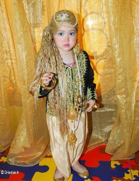 Fillette algérienne habillée avec une tenue traditionnelle algéroise Fillette algérienne habillée avec une tenue traditionnelle algéroise