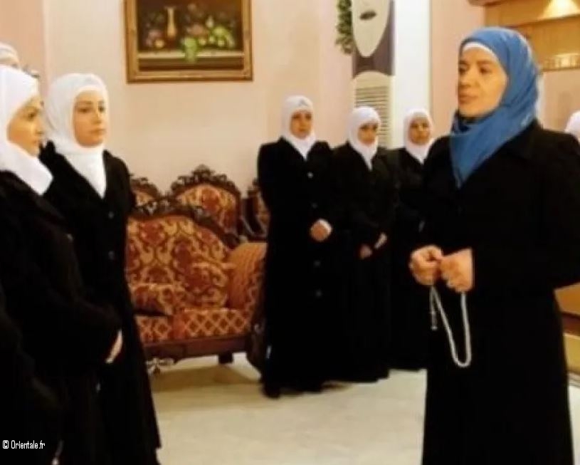 Shaikha Munira Al Qubaysi, en présence des membres de son association Shaikha Munira Al Qubaysi, en présence des membres de son association