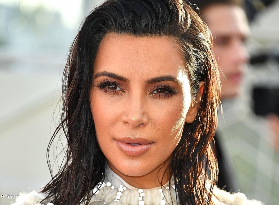Kim Kardashian avec sa belle chevelure brune Kim Kardashian avec sa belle chevelure brune