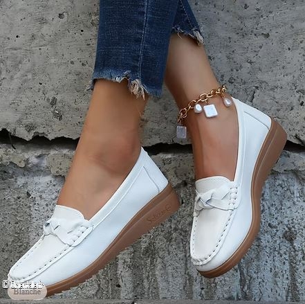 Le port des chaussures sans chaussettes est très tendance! Le port des chaussures sans chaussettes est très tendance!